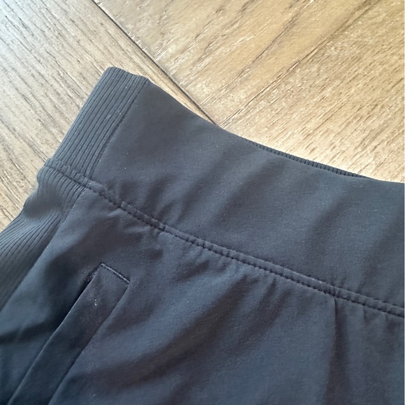 Athleta Shorts Size 2 Black Casual Travel Bermuda Walking - Picture 4 of 8